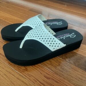 Skechers Cali Vinyasa Bindu Yoga Foam Flip Flop White Bling Size 9 EUC SN 38648